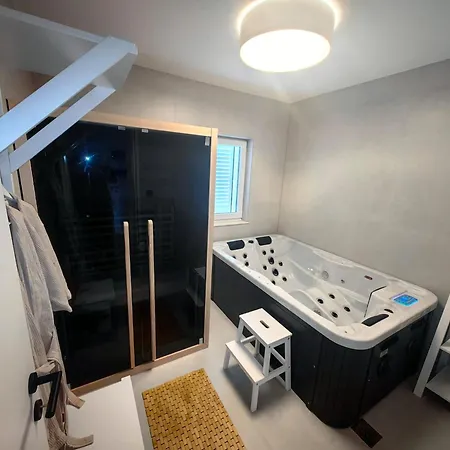 1st Choice - Spa Apartment